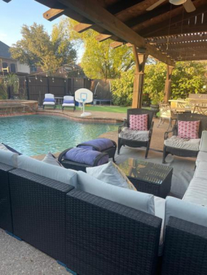 Luxurious 5-Bed Ret with Pool, Jacuzzi, Media Room, Grill, and large kitchen